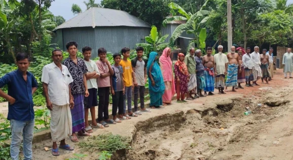 পাকা রাস্তার দাবিতে মানববন্ধন